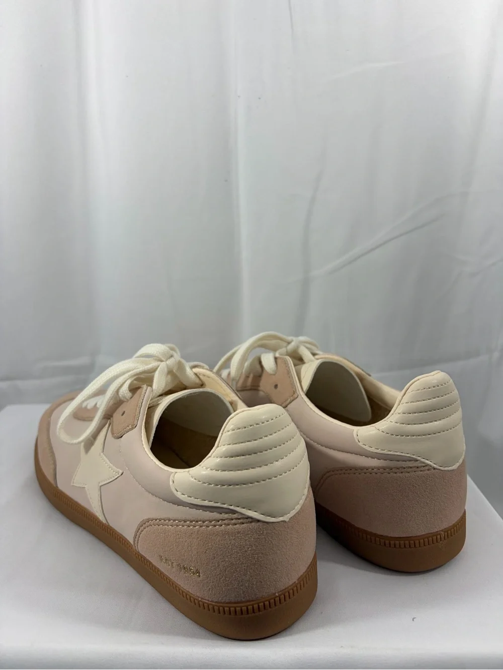 NWT Vintage Havana Women’s Size 10 Beige Star Accent Sneakers